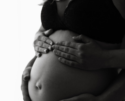 Schwangerschaftsfotos, Fotos vom Babybauch im Studio bei Sarah Herzfoto aus Deutschlandsberg in der Steiermark