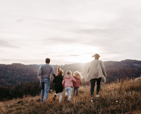 Eltern mit Kinder Familienfotos im Freien, Fotoshooting mit der Familie Steiermark - Sarah Herzfoto.