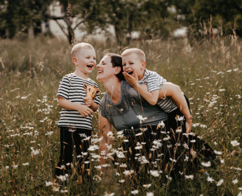 Authentische Familienfotos | auf Wiesen, Feldern, in den Bergen oder in Wäldern, unvergessliche Erinnerungen von der Familie - Sarah Herzfoto.